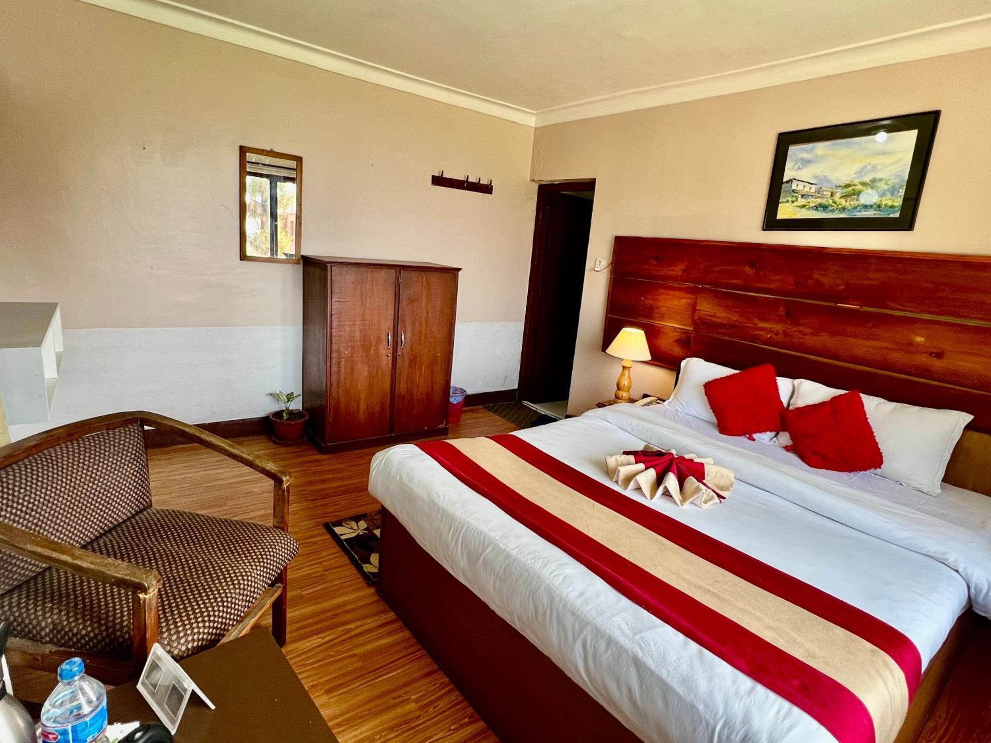 Mount Everest Hotel & Resort นาการ์ก็อต ภายนอก รูปภาพ